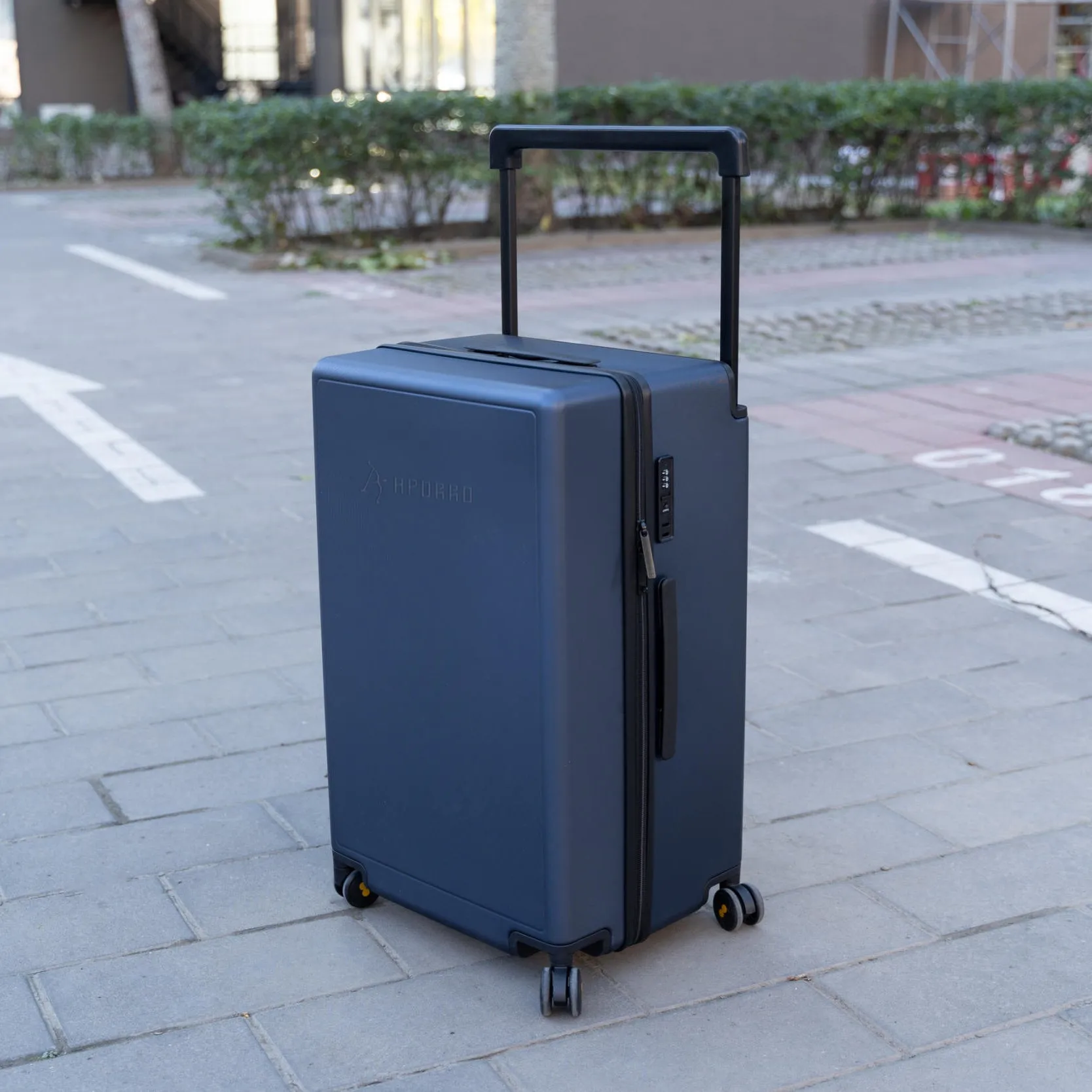 Durable Hard Shell Luggage with Expandable Compartment and Smooth Rolling Wheels