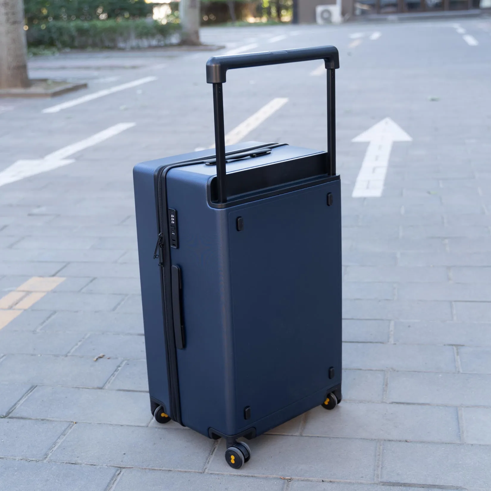 Durable Hard Shell Luggage with Expandable Compartment and Smooth Rolling Wheels